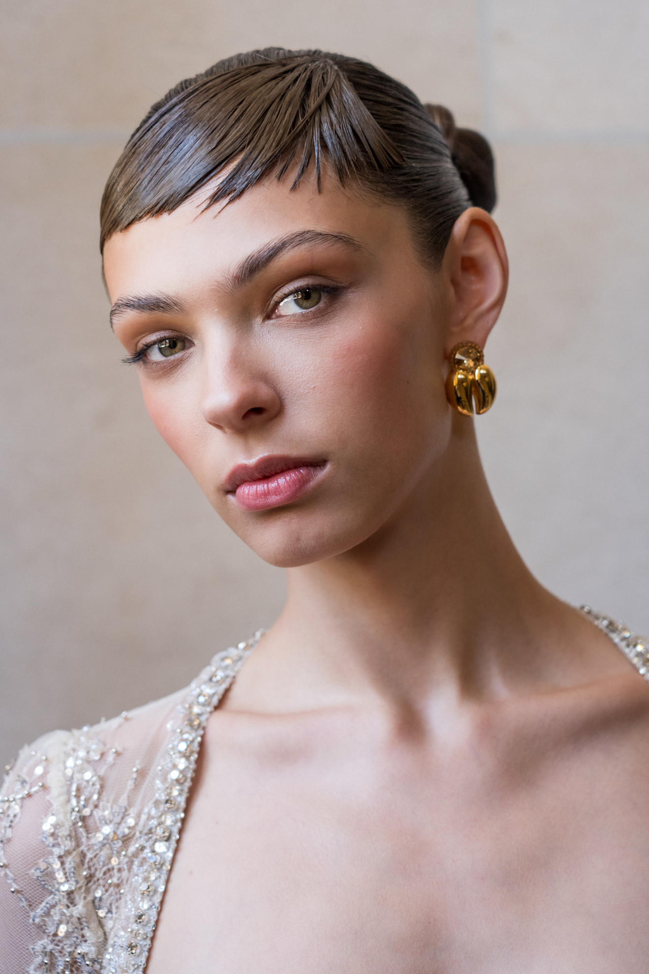 تسريحات الشعر المبللة مع الغرة القصيرة من دار Georges Hobeika